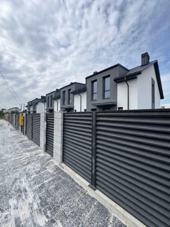 Продам КУТОВИЙ таунхаус, готовий до ремонту, сходова з вікном - фото 1