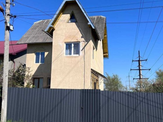 Продається двоповерховий будинок з ділянкою Криховцы