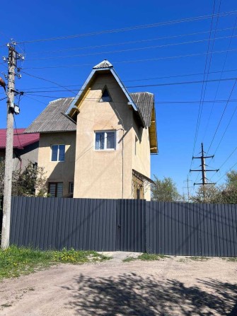 Продається двоповерховий будинок з ділянкою - фото 1