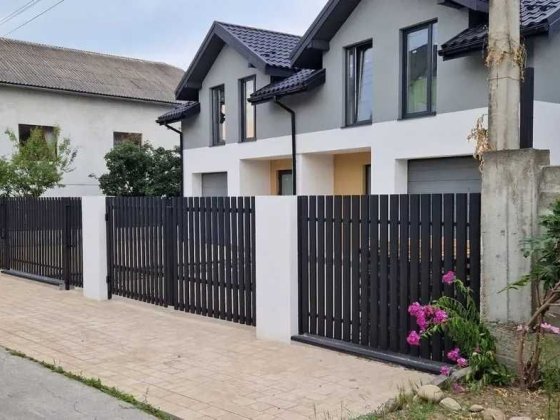 Продаж сучасного напівособняка із гаражем та просторою прибудинковою територією І ЄОселя Криховцы