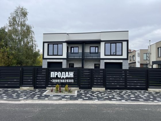 Готови дуплекс , велика ділянка, всі комунікаціі Крихівці