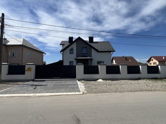 Продається будинок в Крихівцях. Всі міські комунікації. Асфальтований підʼїзд Крихівці
