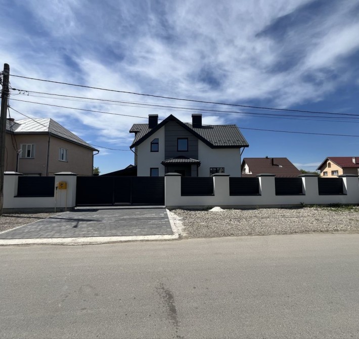 Продається будинок в Крихівцях. Всі міські комунікації. Асфальтований підʼїзд - фото 1