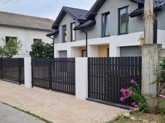 Продається дуплекс 4 кімнати з гаражем та власним подвір'ям. Криховцы