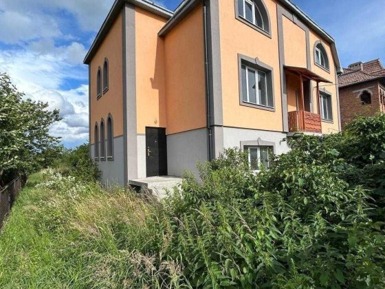 Продається будинок за вигідною ціною в обжитій вулиці Черниев