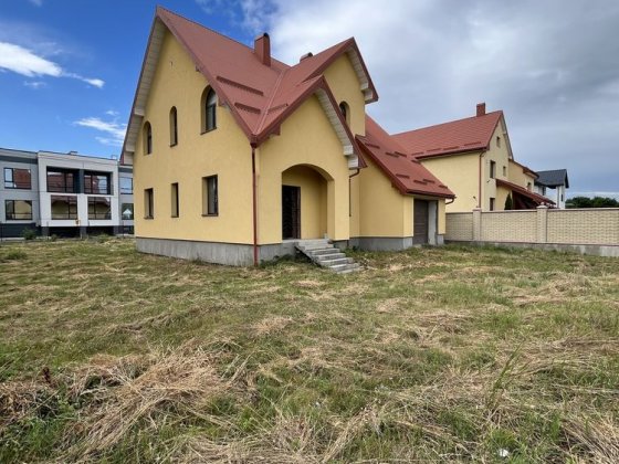 Особняк з великою земельною ділянкою,з міськими комунікаціями. Загвоздье