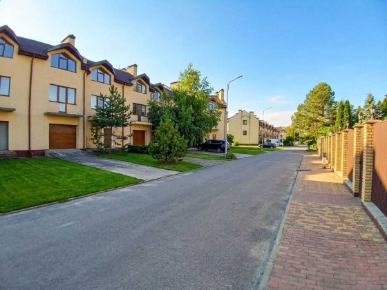 Продам будинок 290 м² Козин, КМ Montana Village, 1-ша лінія озера