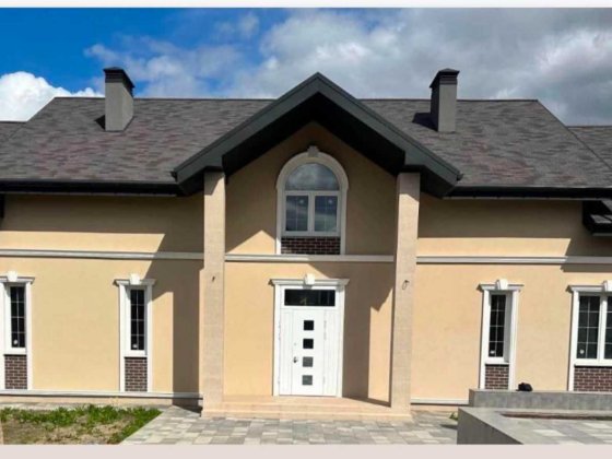 Сучасний будинок під оздобленя Білогородка