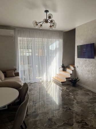 Кутовий Таунхаус з ремонтом, меблями та генератором | Білогородка | 60 м² | 1,5 сотки - фото 1