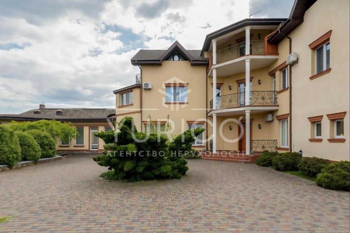Продаж будинку з басейном. смт. Козин. 912 м.кв. 15 соток. 7 спалень. - фото 1