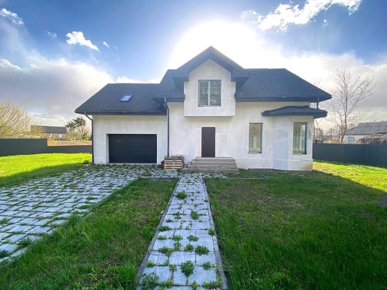 Продаж. Просторий будинок з гаражем. Якісна побудова. Зручна локація. с. Білогородка Білогородка
