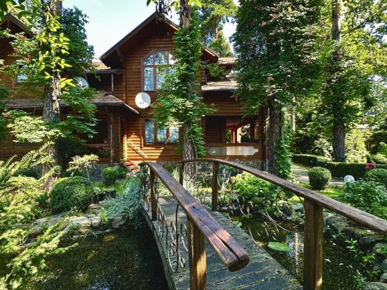 Продаж еко будинку з власним озером та соснами на території Ворзель