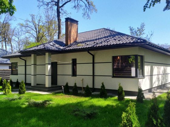 Одно поверховий будинок в оточенні дерев. Ворзель, є ГАЗ Ворзель