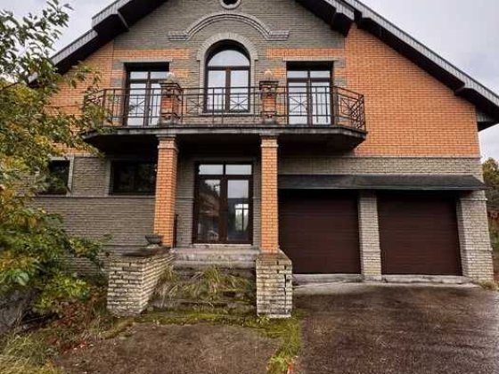 Будинок на березі озера з ділянкою 30соток Вишенки