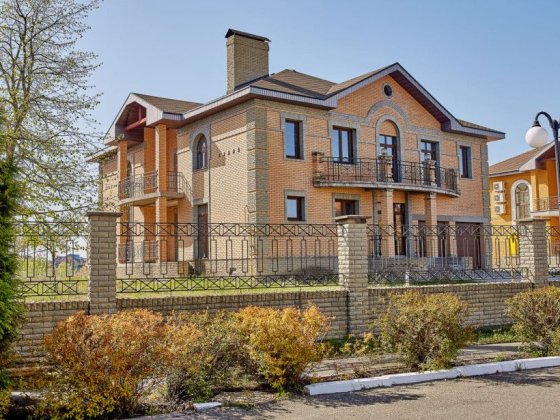 Будинок 36 сот, вихід до озера з бомбосховищем, с Вишеньки Вишенки