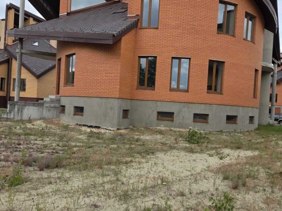 Будинок біля води. Будинок на березі Дніпра. Вишенки