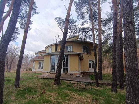 Будинок  з ремонтом, велика ділянка 55 соток, можно під бизнес. Ворзель