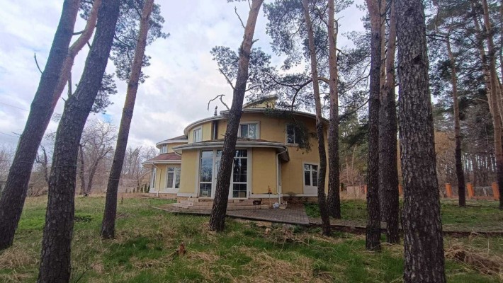 Будинок  з ремонтом, велика ділянка 55 соток, можно під бизнес. - фото 1