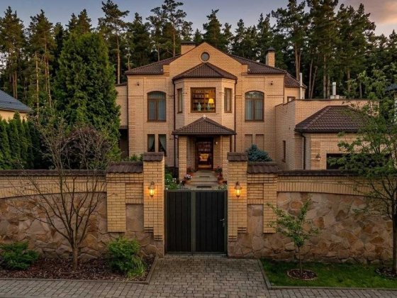 Від власника. Монументальний маєток 265 м² у престижній частині Гореничі. Перевірена роками якість.  Гореничі