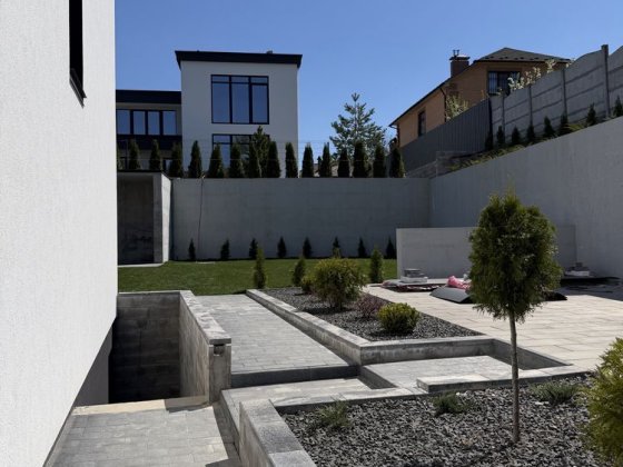 Дуплекс 125 м2 на великій ділянці з ланшафтом 4 сотки + підвал 60 м2 Газ. Тиха, зелена вулиця. Горен Гореничі