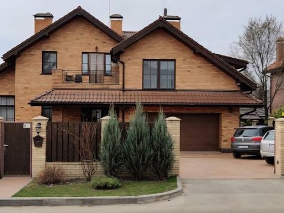 Будинок з цегли біля лісу 327 м2 є басейн цоколь газ  гараж охорона с. Лісники масив Стежки  4 км Ки Лесники