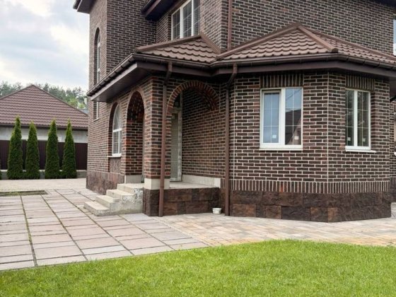 Будинок 211 м² | Закрите КМ | Цегла | 10 соток | ГАЗ | Стоянка-2 | Заходь і живи Стоянка