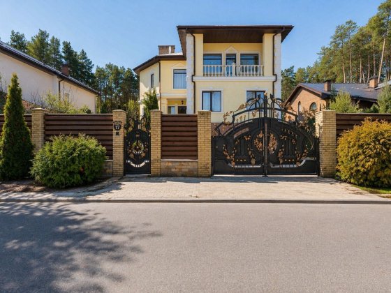 Стоянка. Будинок у найкращому містечку зі своїм озером Стоянка