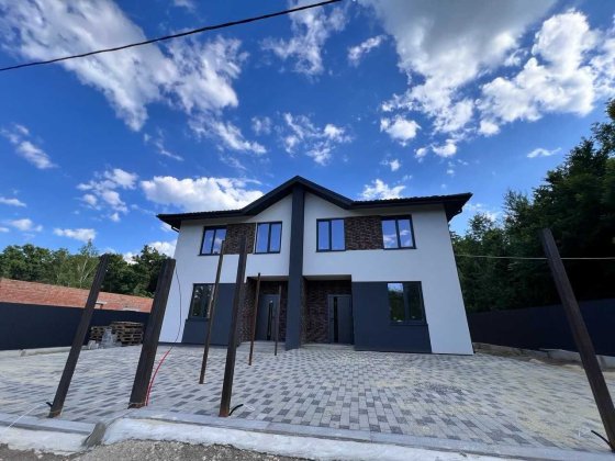 Дуплекс 118 кв.м. на ділянці 5 соток Стоянка