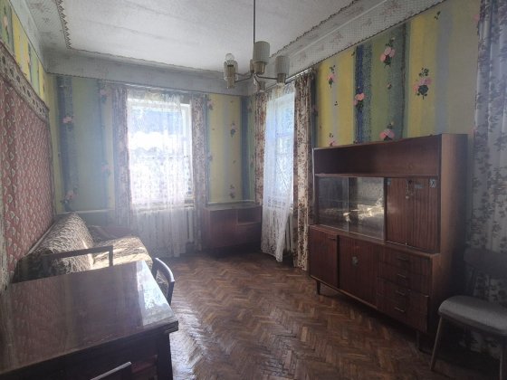 Продається затишний та міцний цегляний будинок у самому центрі селища міського типу Немішаєве. Немешаево