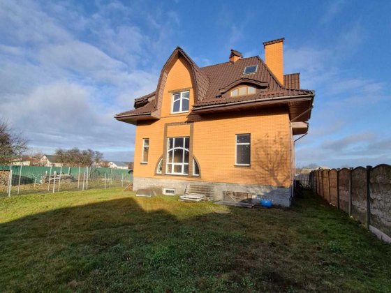 Продам два будинки, один з ремонтом, другий без, на ділянці 8 соток.