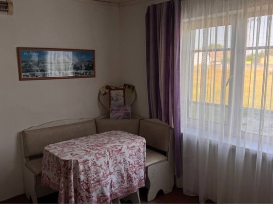 Продається цегляний будинок з великою земельною ділянкою. Центр селища Бабинці,поряд магазин та школ Бабинцы