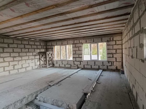 Продам  великий будинок на дві родини,  напротив лісу, є  газ, до Києва 15 хвилин. Кутова ділянка. Забучье