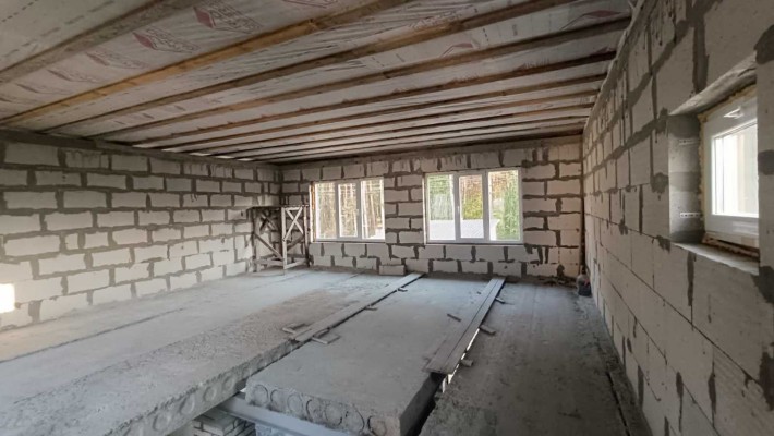 Продам  великий будинок на дві родини,  напротив лісу, є  газ, до Києва 15 хвилин. Кутова ділянка. - фото 1