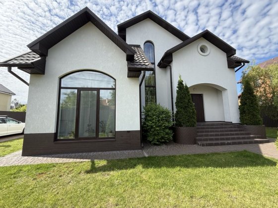 Продам сучасний житловий будинок з ремонтом та меблями в Дмитрівці