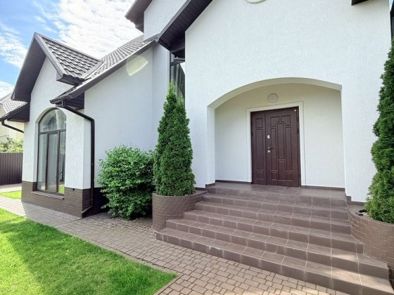 Будинок 180 м² + мансарда 60 м² у Дмитрівці, ділянка 12 соток — $238 000. Якісний ремонт, свердловин Дмитровка