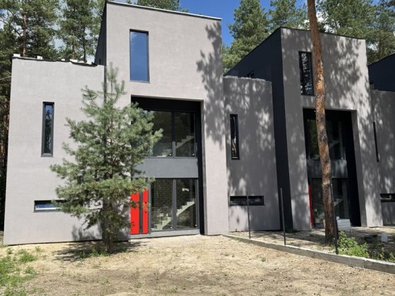 Сучасний триповерховий таунхаус з двома терасами в сосновому лісі Зазимье