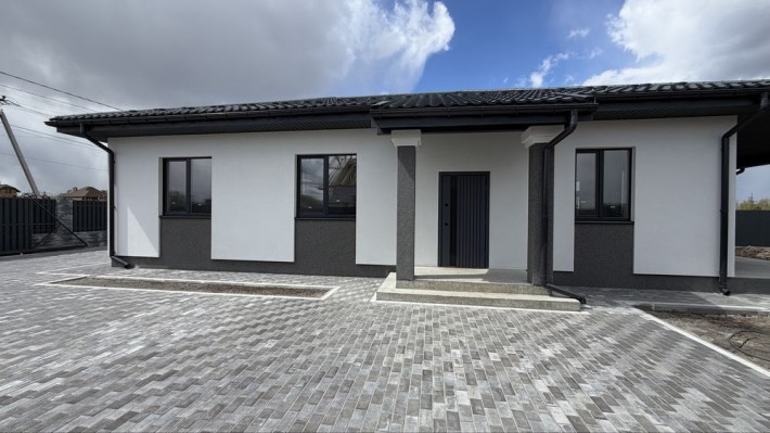Сучасний одноповерховий будинок 160 м² на ділянці 10 соток - фото 1