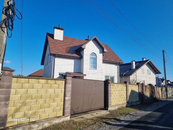 Продам 2 єтажній  дом 170 кв.м. в с.Осещина,7 соток земли,200 м пляж