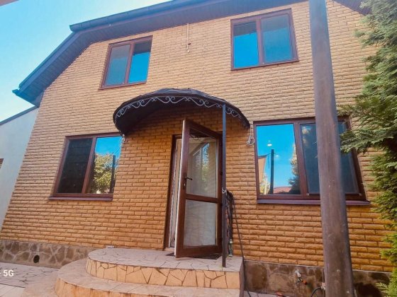 Продам 2 єт. кирпичній дом 220 кв.м. в с.Осещина,6 соток земли