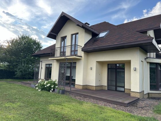 Будинок з газом, розкішним ремонтом, басейном та укриттям Петрушки
