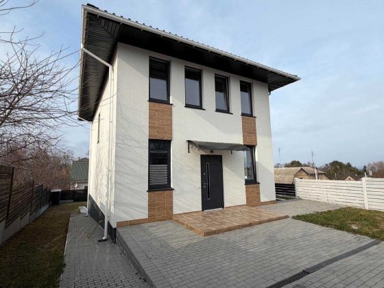 Продам сучасний двоповерховий будинок в Старих Петрівцях