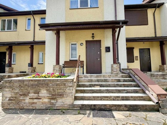 Пропонується до продажу сучасний двоповерховий таунхаус загальною площею 87 м², повністю готовий до  Чайки