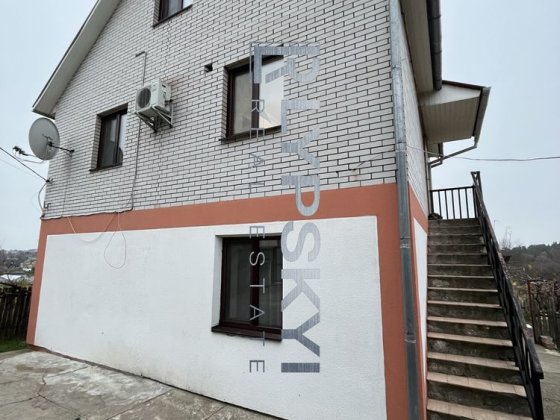 Готовий будинок в гарній локації Хотов