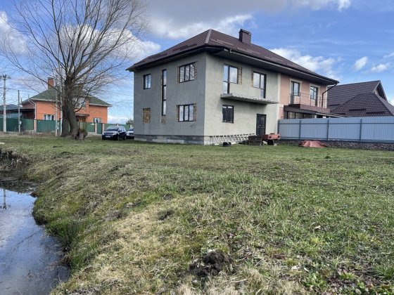 Продам дуплекс в Білогородці з виходом до води