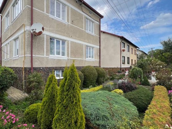 Продаж будинку у м. Самборі 10 соток | 2 поверхи + 2 гаражі Самбор