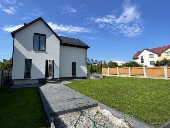 Пустомити( р—н Парцеляція )продаж будинку  100 м/кв + 25м/кв  тераса, 6 сот землі. Може бути під єОс Пустомыты