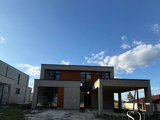 Продаж ексклюзивних 4-кім. будинків біля лісу 200 м2 Зубра