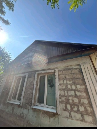 Терміново! Продам будинок в центрі селища - фото 1