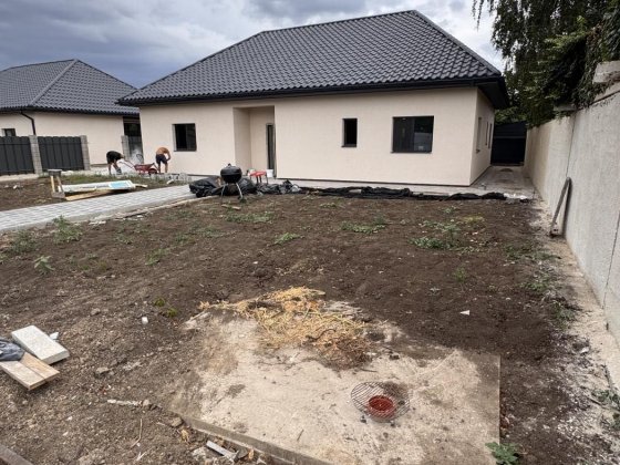 Дом в Фонтанке , 150 кв м , подключены все коммуникации ,5 соток ,три комнаты , электричество три фа Фонтанка