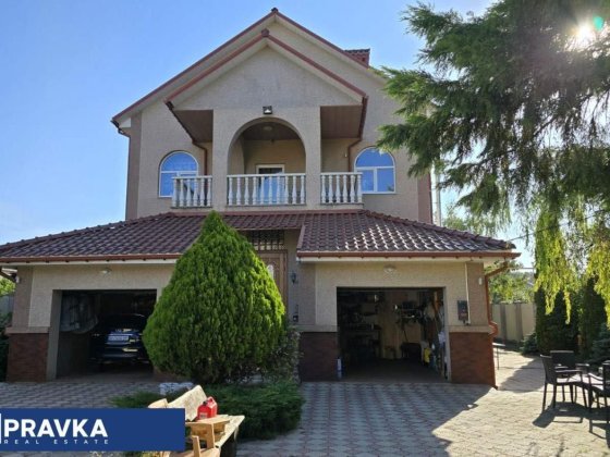 Дом в Леках 238 кв м , 10 соток , четыре спальни , два сан узла , три вида отопления , подвал , два  Фонтанка